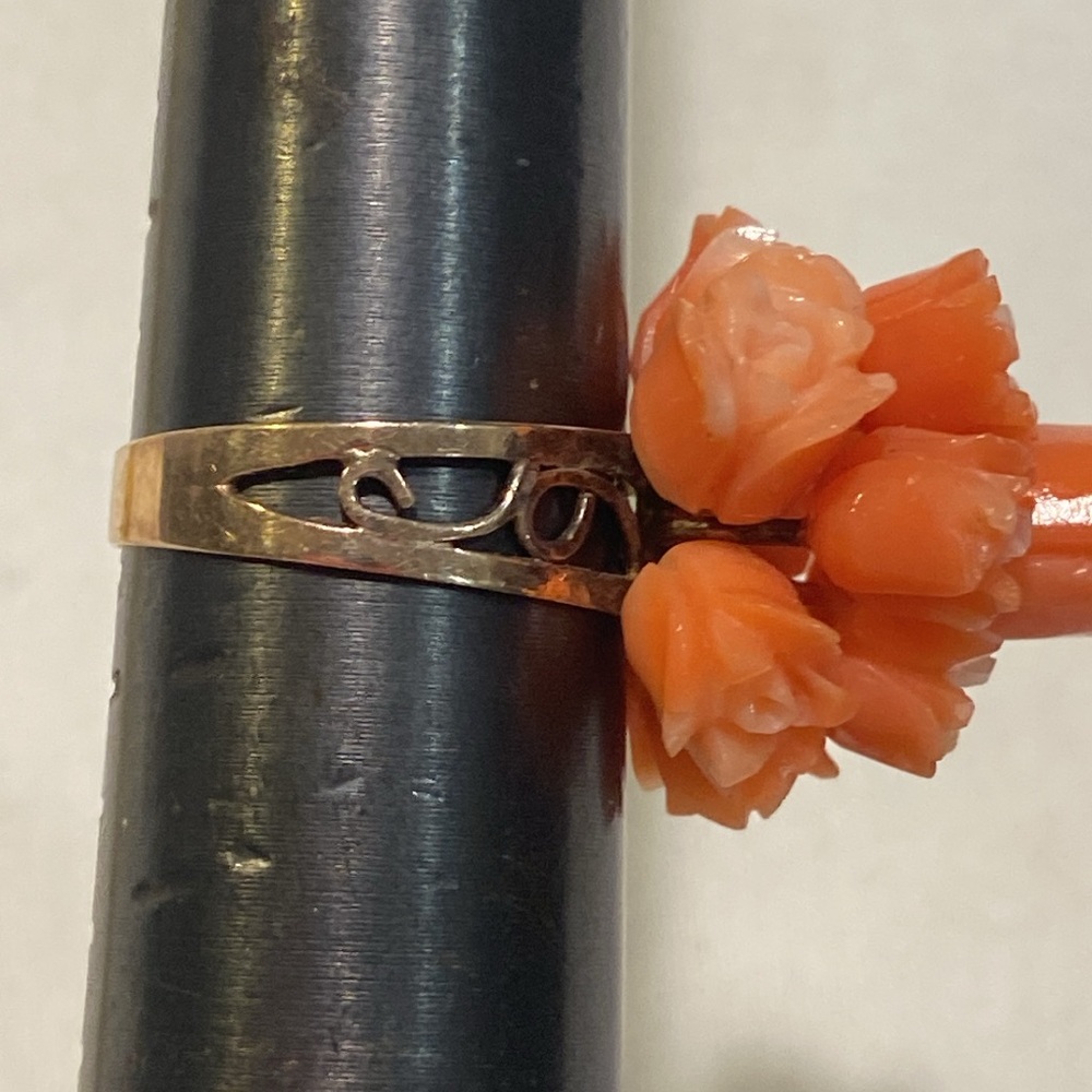 Vintage solid 14k yellow gold angel skin coral floral bouquet cluster ring. - Picture 7 of 9
